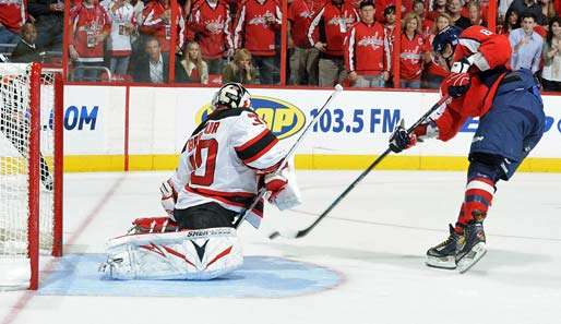 Capitals-Superstar Alex Owetschkin (r.) traf gegen die Devils zweimal