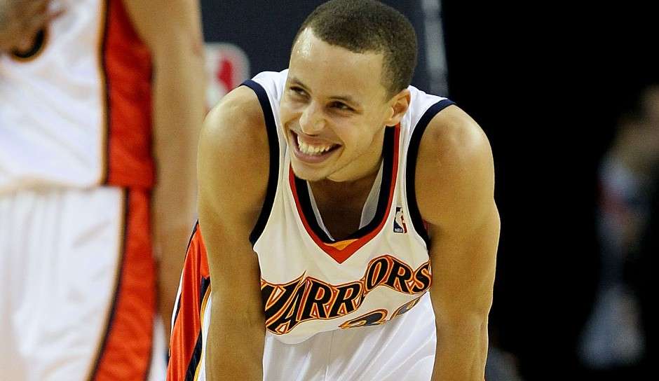 13 Jahre ist es her, da gab Stephen Curry sein Debüt für die Golden State Warriors. Seither ist viel passiert. Aus der einstigen Lachnummer ist ein vierfacher Champion geworden. Wir blicken zurück auf die Warriors in Currys Rookie-Saison.