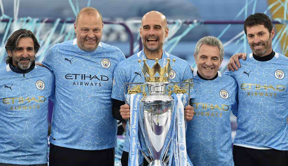 Premier-League-Sieger 2021: Pep Gurardiola mit seinem Co-Trainer Juanma Lillo (Zweiter von rechts).