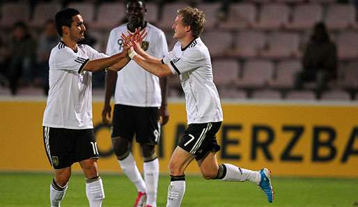 Deutschlands Andre Schürrle (r.) feiert sein 1:0 gegen die U 21 der Ukraine 