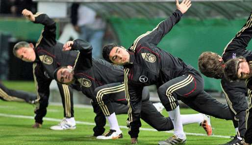 Noch läuft Nürnbergs Mehmet Ekici (2.v.r.) für Deutschlands U 21 auf