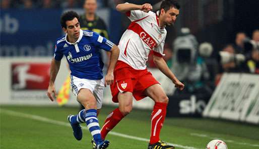 Schalkes Jose Manuel Jurado (l.) im Zweikampf mit Stuttgarts Zdravko Kuzmanovic