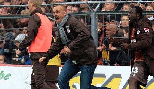 Holger Stanislawski (M.) schreit nach dem Siegtreffer gegen Nürnberg seine Freude heraus