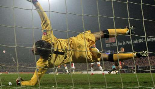 Augsburg-Keeper Simon Jentzsch sah beim Führungstreffer der Düsseldorfer nicht gut aus