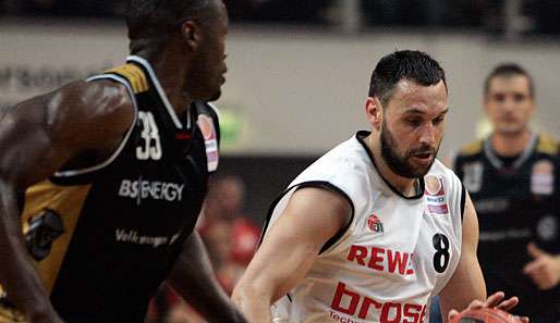 Mit 17 Punkten war Predrag Suput (r., gegen Marcus Goree) Topscorer der Brose Baskets