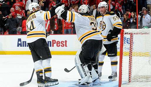 Dennis Seidenberg (l.) feiert mit den Boston Bruins den Sieg gegen die Washington Capitals