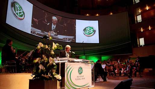 In feierlicher Atmosphäre eröffnete Theo Zwanziger den DFB-Bundestag in Essen