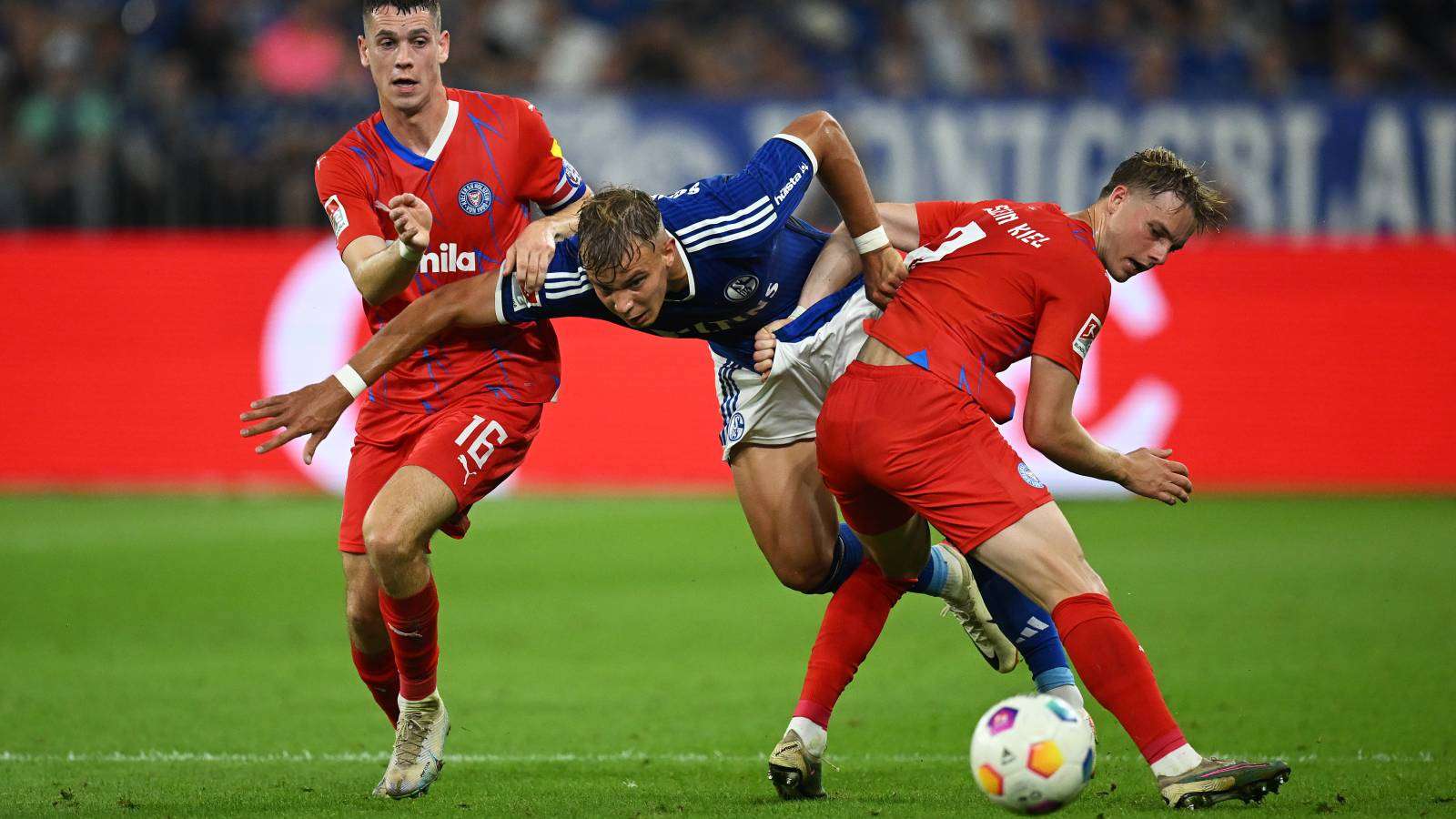 Holstein Kiel (rot) hat heute in der 2. Bundesliga Schalke 04 zu Gast.