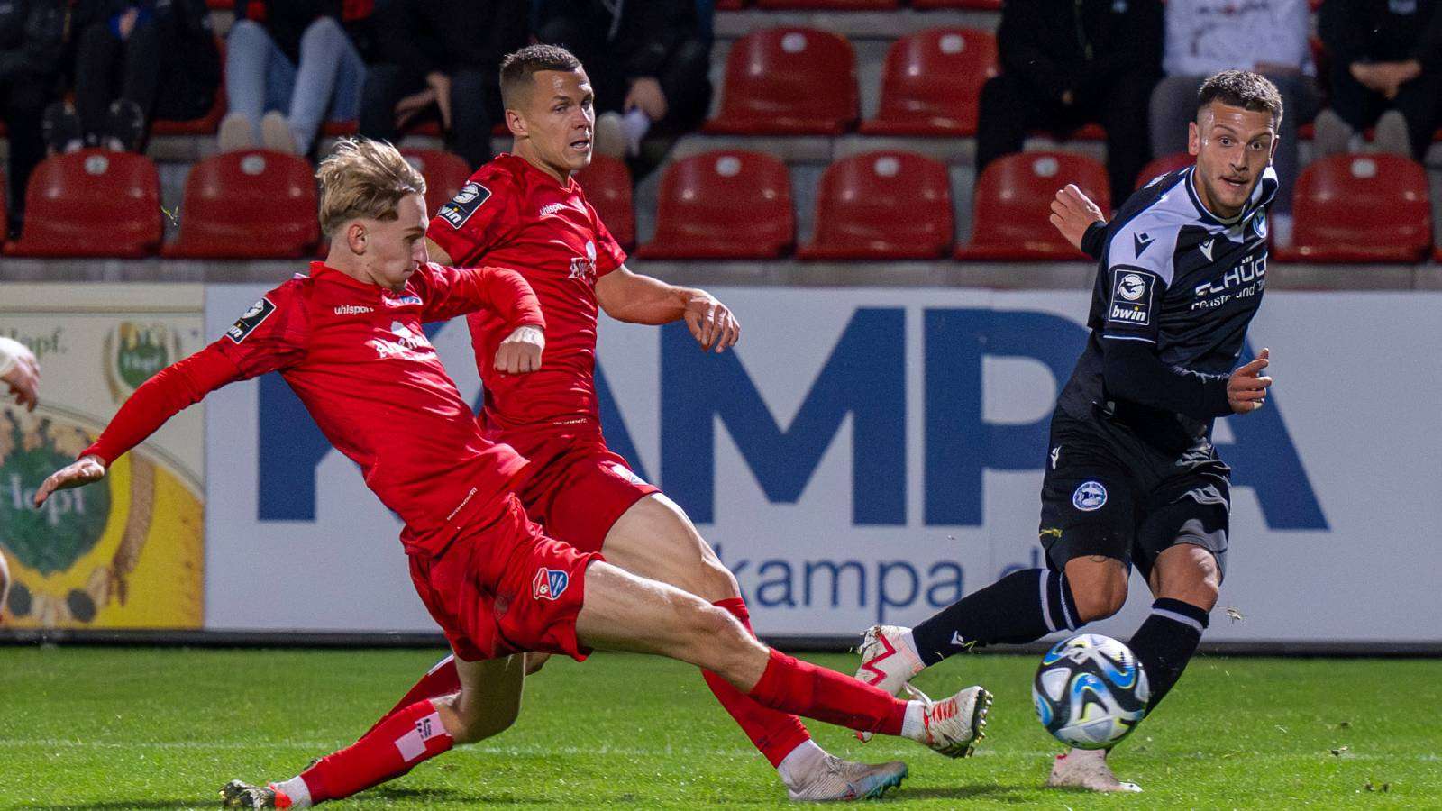 In der Hinrunde gewann Bielefeld in Unterhaching (rot) mit 2:1.