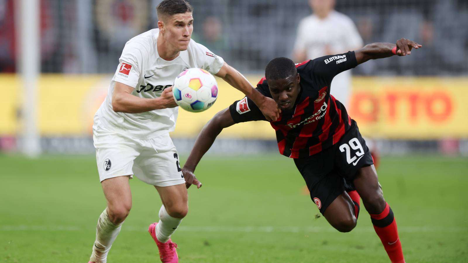 Der SC Freiburg und Eintracht Frankfurt spielen heute um wichtige Punkte in der Bundesliga.