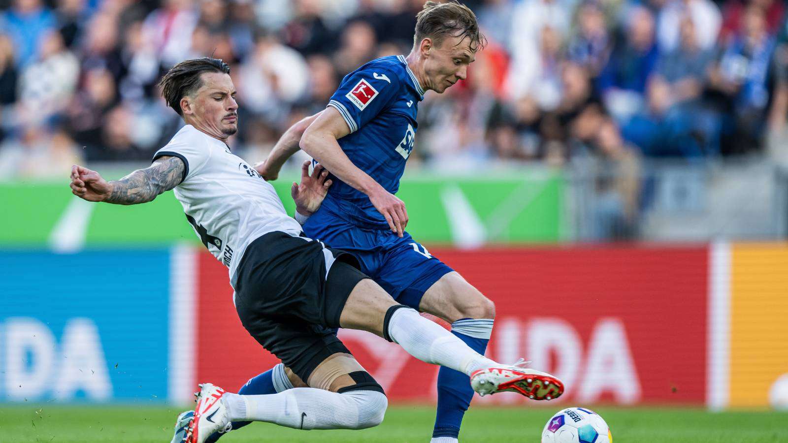 In der Hinrunde gewann Eintracht Frankfurt (weiß) bei der TSG Hoffenheim mit 3:1.