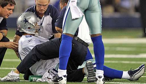 Tony Romo wurde von Betreuern der Cowboys noch auf dem Spielfeld versorgt