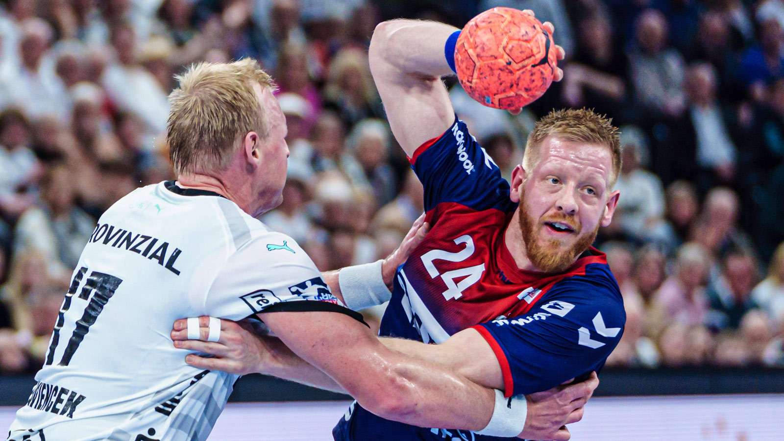 Die SG Flensburg-Handewitt (rechts Jim Gottfridsson) will über die MT Melsungen ins Finale des DHB-Pokals einziehen.