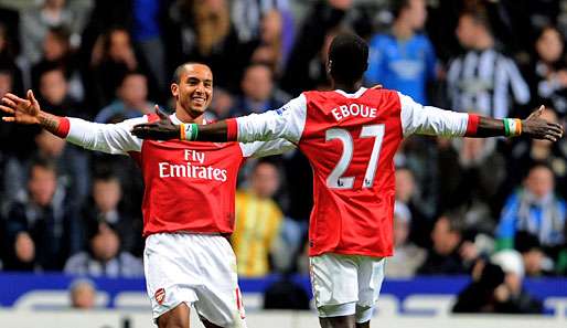 Theo Walcott (l.) traf gegen Newcastle United gleich doppelt