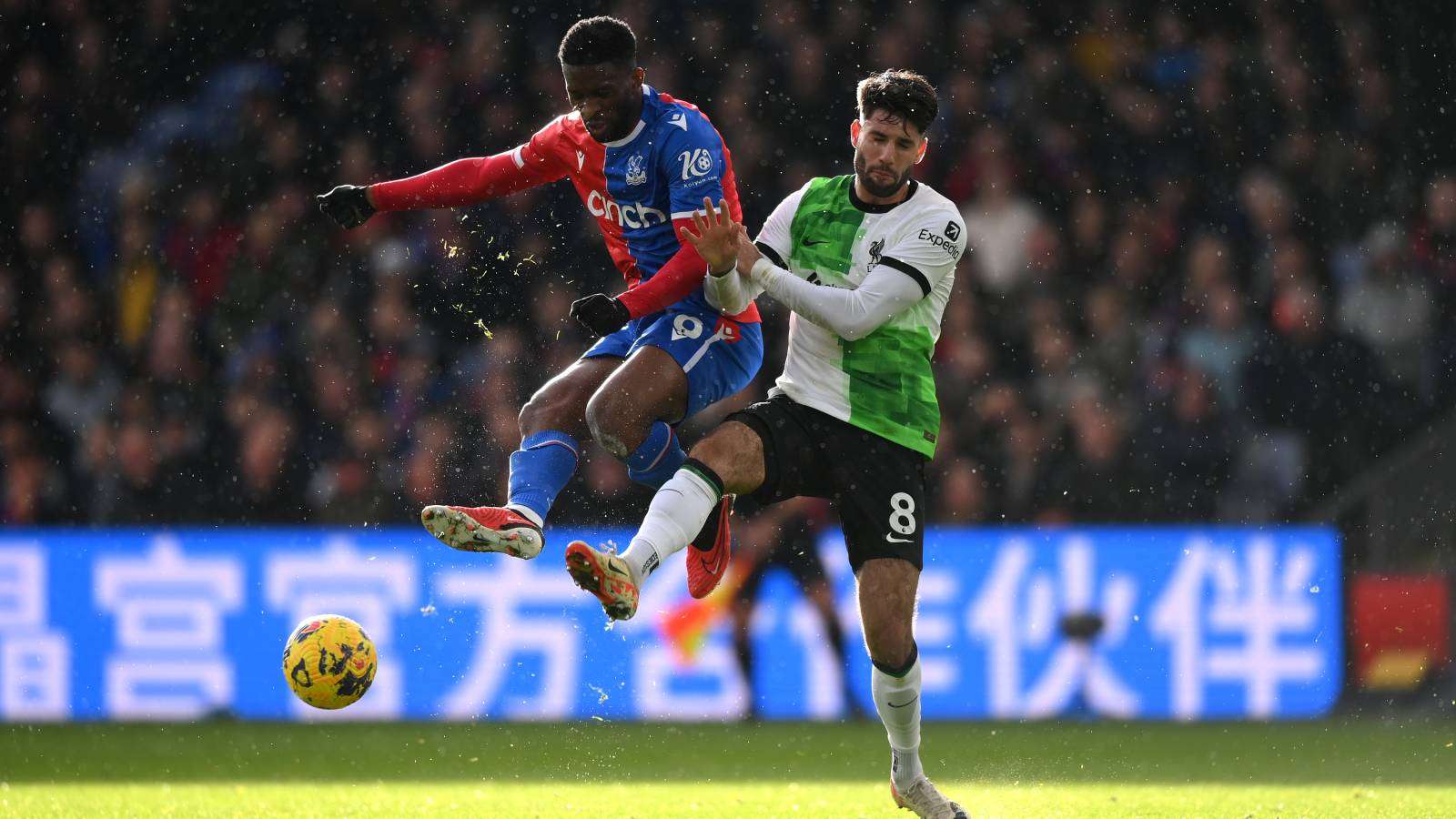 In der Hinrunde setzte sich der FC Liverpool (rechts Dominik Szoboszlai) mit 2:1 bei Crystal Palace durch.