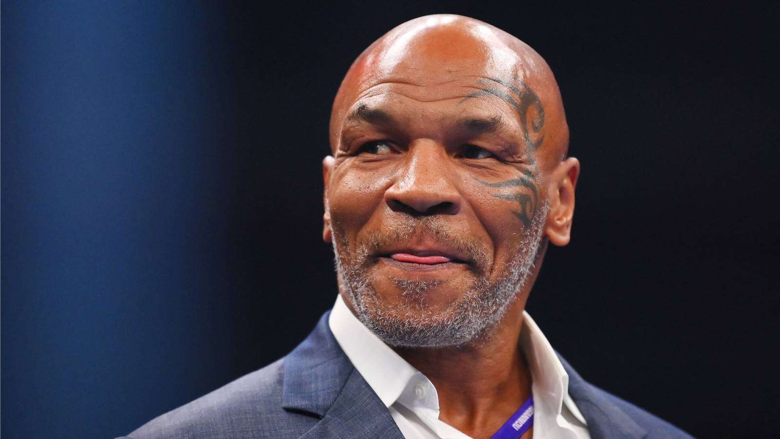 Mike Tyson hat ein auffälliges Tattoo rund um sein linkes Auge.