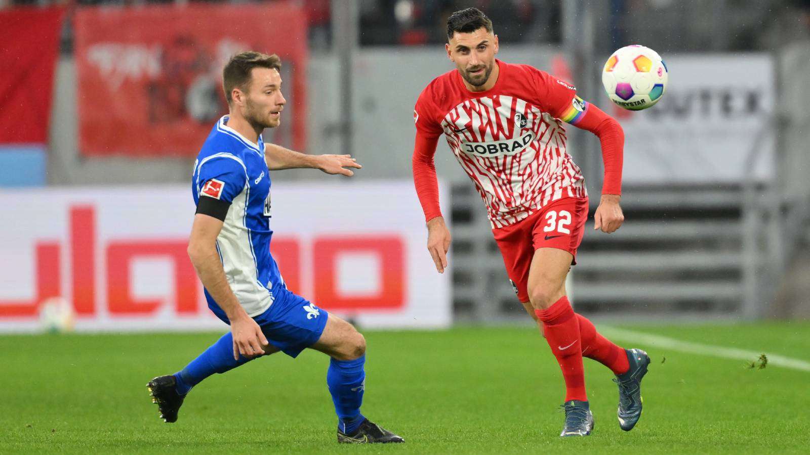 Darmstadt 98 (blau) und der SC Freiburg eröffnen den Bundesliga-Sonntag.