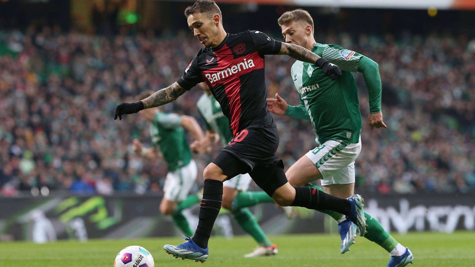 Bayer Leverkusen (links Alejandro Grimaldo) kann heute Meister werden.