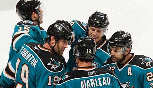 Center Joe Thornton (Nummer 19) gelangen gegen New Jersey drei Tore und zwei Assists