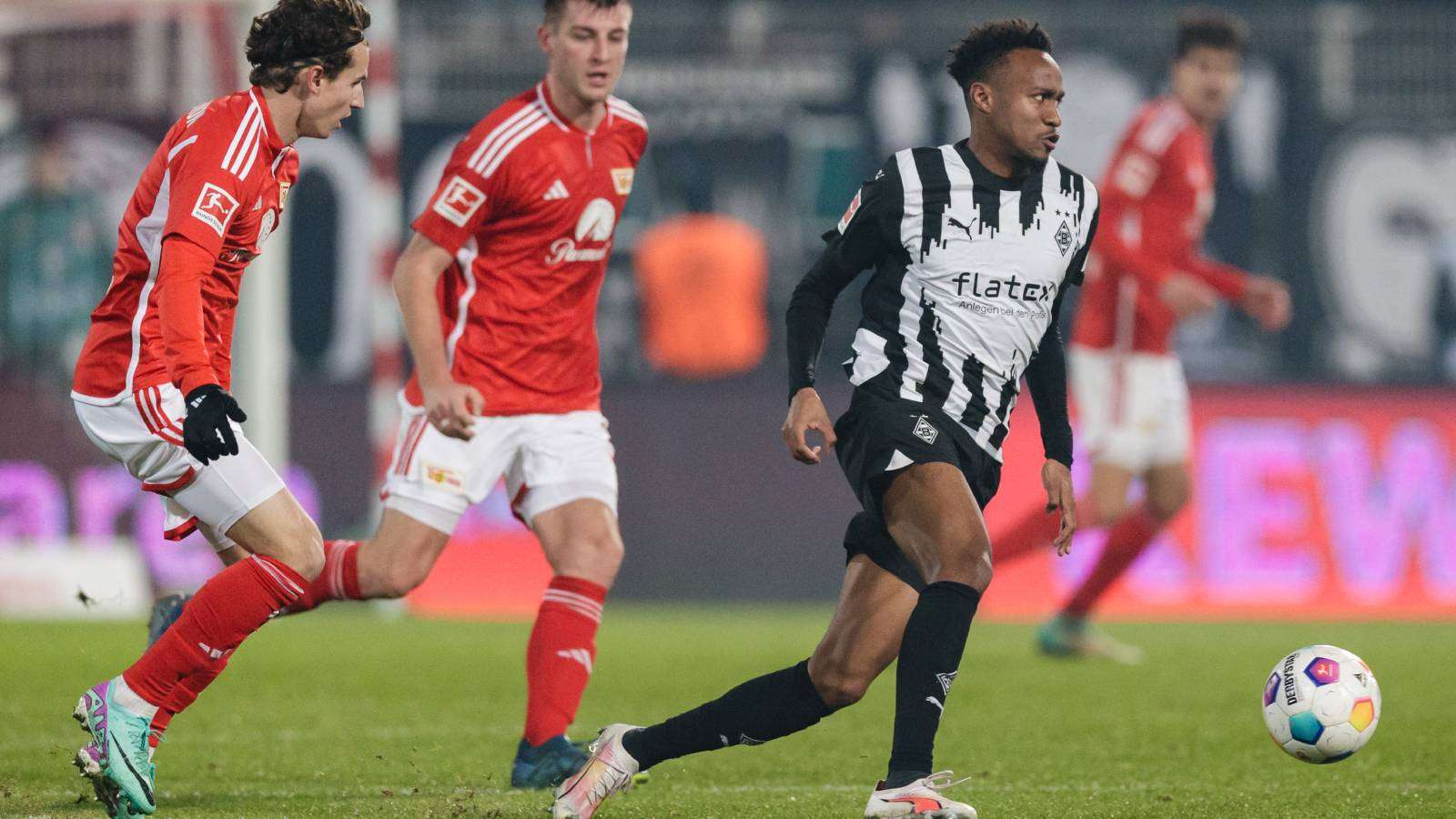 Borussia Mönchengladbach (weiß-schwarz) und Union Berlin benötigen Punkte im Abstiegskampf.