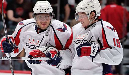 Die beiden Russen Alexander Owetschkin (l.) und Alexander Semin bejubeln ihre Tore