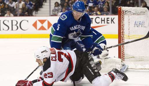 Christian Ehrhoff (o.) wechselte 2009 von den San Jose Sharks zu den Vancouver Canucks
