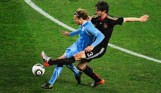 Arne Friedrich (r.) will nach seiner starken WM endlich bei Wolfsburg angreifen