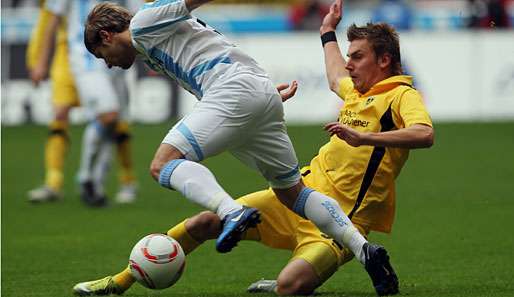 Daniel Halfar (l.), hier im Zweikampf mit Timo Achenbach, legte zum 1:1 durch Alexander Ludwig auf