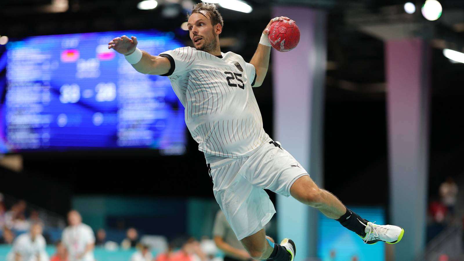 Für Kai Häfner geht es mit den deutschen Handballern heute im Olympia-Viertelfinale gegen Frankreich.