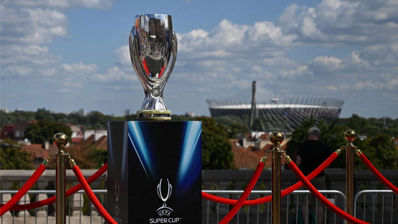 Um diesen Pokal wird am Mittwoch im Warschauer Nationalstadion gespielt.