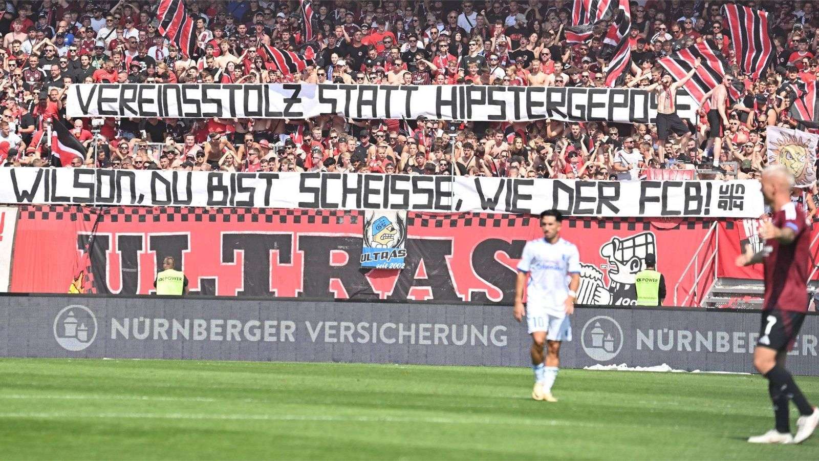 Fans des 1. FC Nürnberg beschimpfen Willy Sommer.