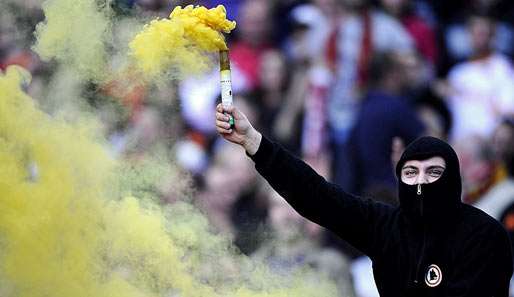 Es blieb nicht bei Rauchbomben: Ein Fan beim römischen Stadt-Derby