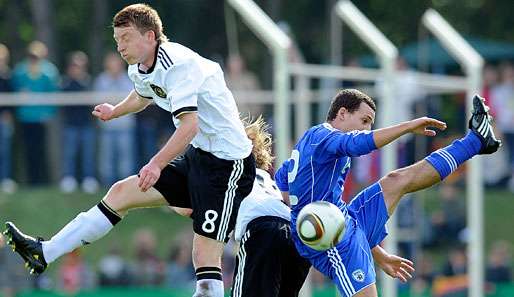 Marvin Duksch (l.) schnürt sonst die Schuhe für die Jugend des VfL Wolfsburg