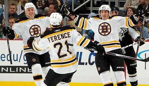 Boston jubelt: Brad Marchand (r.) war einer von sieben Bruins-Torschützen in Pittsburgh