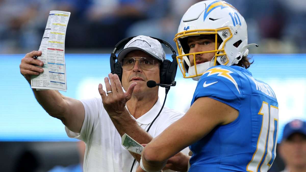 So wirds gemacht: Jim Harbaugh, der Coach der LA Chargers, und Justin Herbert.