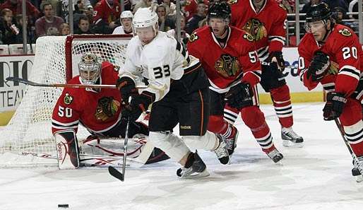 Anaheims Jason Blake (in Weiß) rennt gegen eine Blackhawk-Wand an