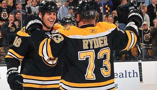 Neuzugang Nathan Horton (l., mit Michael Ryder) erzielte gegen die Devils sein 8. Tor für Boston