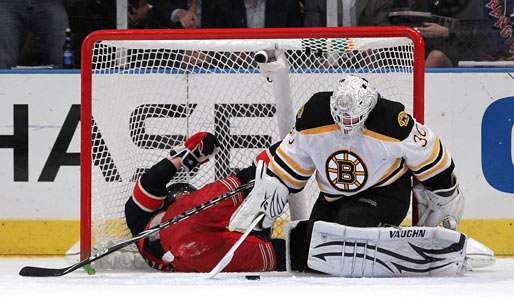 Der 36-jährige Tim Thomas (r.) ist seit 2002 Goalie bei den Boston Bruins