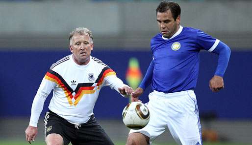 "DDR-Legende" Ulf Kirsten (r.) gegen den Siegtorschützen des WM-Finals 1990, Andreas Brehme