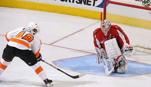 Schuss ins Glück: Danny Briere netzt den entscheidenden Penalty-Shot gegen Washington ein