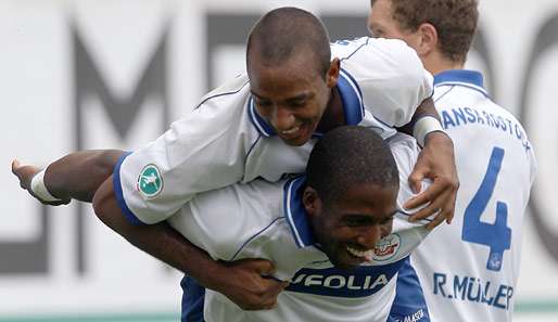 Mohammed Lartey (u.) and Malick Bolivard feiern die Tabellenführung von Hansa Rostock