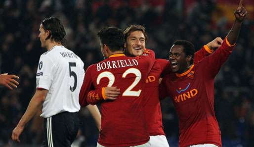 Francesco Totti (M.) verwandelte kurz vor Schluss einen Foulelfmeter zum 3:2