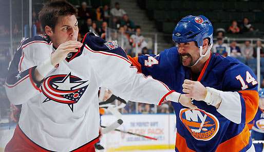 Am Kampfgeist mangelt es den Isles nicht: Trevor Gilles (r.) duelliert sich mit Jared Boll