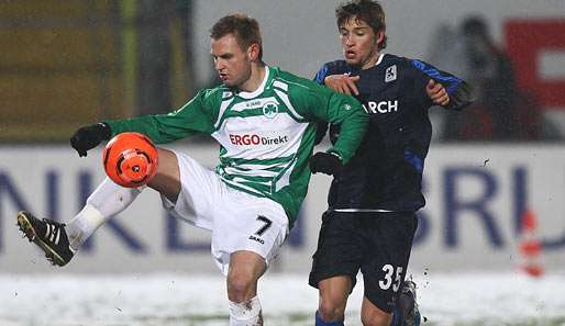 Fürths Bernd Nehrig (l.) behauptet sich gegen Löwen-Talent Moritz Leitner