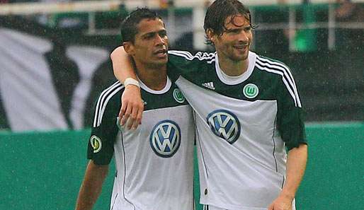 Arne Friedrich (r. mit Cicero) im August im DFB-Pokal im Einsatz
