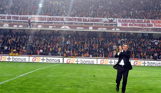 Da war die Welt noch in Ordnung: Gheorghe Hagi und die Gala-Fans vor dem Derby