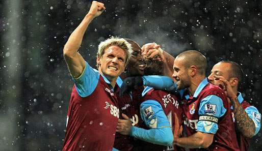 Im Upton Park schneite es Tore! Radoslav Kovac (l.) feiert den zweiten Treffer von Jonathan Spector