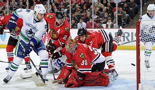 Tanner Glass (l.) brachte die Vancouver Canucks im zweiten Drittel in Führung