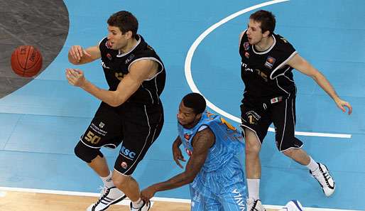 Velimir Radinovic (l.) und Radenko Pilcevic (r.) können einen neuen Guard beim MBC begrüßen