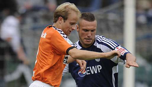 Ronny Surma (r.) SV Babelsdorf 03 flog nach einer Notbremse vom Platz